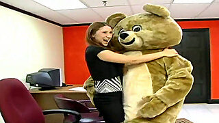 suporte betano chat - Dancing Bear Entertains Girls In The Office On A Casual Day