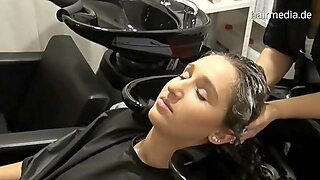Brasillovers novinha gostosa da bunda lisinha exibindo ela na webcam - Pleasure At The Hairdresser