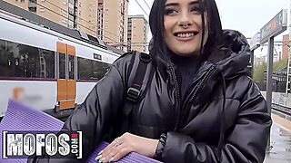 Mofos - Jordi El Nino Meets & Helps Maria Wars & This Babe Gets Nasty & Awards Him With Her Vagina