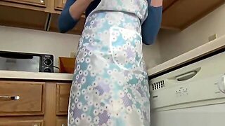 Upskirt Mommy - Close-Up Virtual Mom Pov