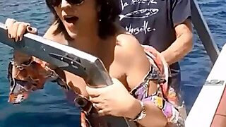 Son Pote Me Baise Sur Le Bateau